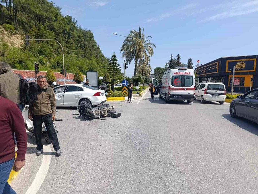 Motosiklet İle Otomobil Çarpıştı, 2 Genç Yaralandı