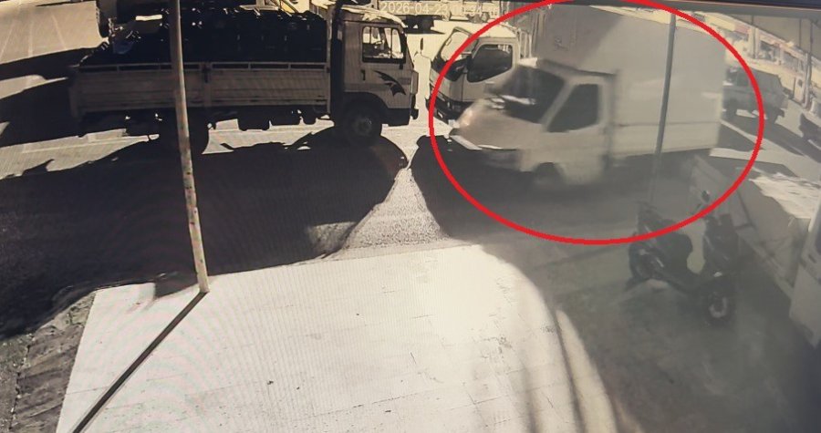 Antalya’da Üzerinde Anahtarı Unutulan Biber Yüklü Kamyonet Terk Edilmiş Halde Bulundu