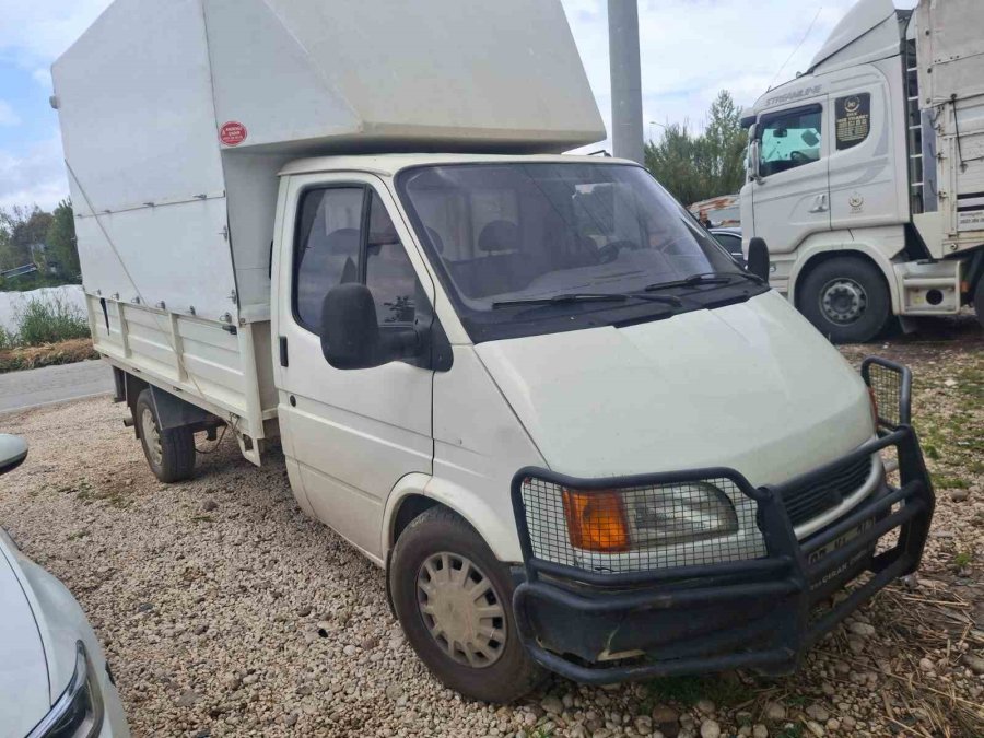 Antalya’da Üzerinde Anahtarı Unutulan Biber Yüklü Kamyonet Terk Edilmiş Halde Bulundu