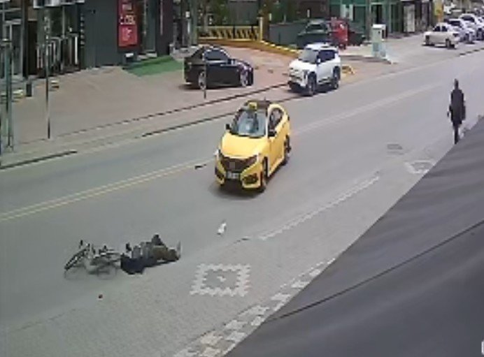Taksi Bisikletle Çarpıştı: 1 Yaralı