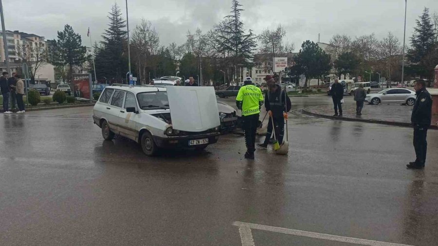 Seydişehir’de İki Otomobil Kavşakta Çarpıştı: 1 Yaralı