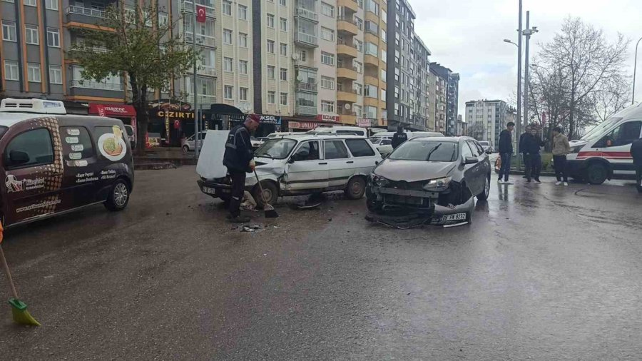 Seydişehir’de İki Otomobil Kavşakta Çarpıştı: 1 Yaralı