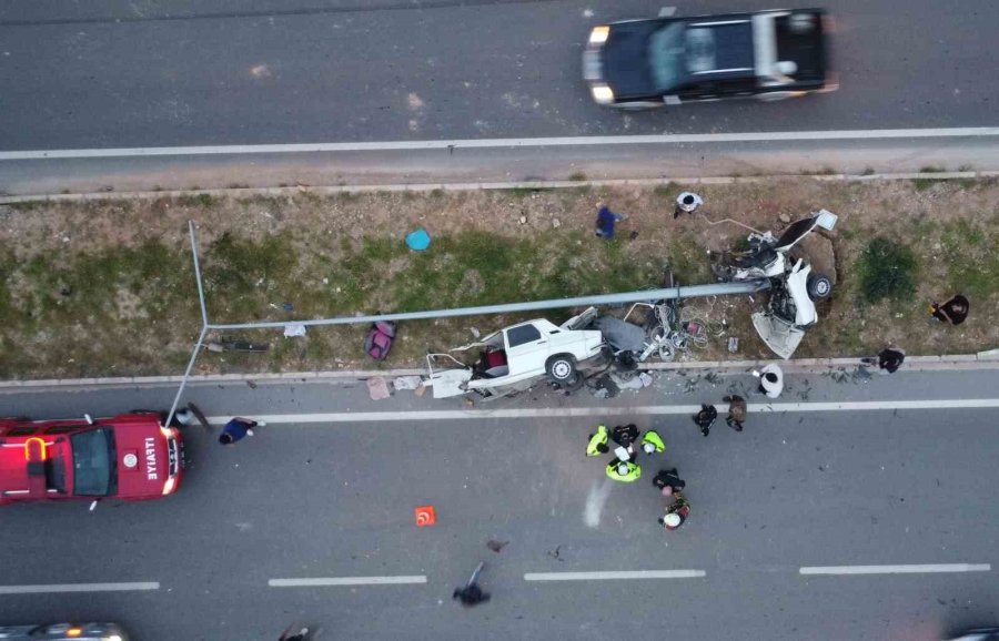Mersin’de Feci Kaza: Otomobil İkiye Bölündü, 4 Kişi Yaralandı
