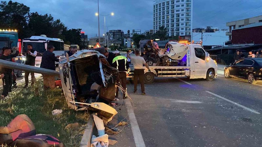Mersin’de Feci Kaza: Otomobil İkiye Bölündü, 4 Kişi Yaralandı