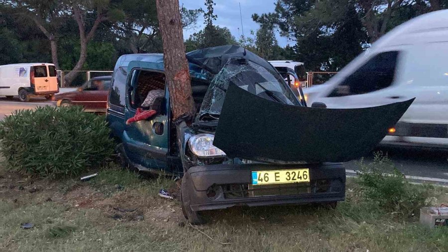 Mersin’de Feci Kaza: Otomobil İkiye Bölündü, 4 Kişi Yaralandı