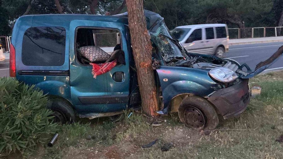 Mersin’de Feci Kaza: Otomobil İkiye Bölündü, 4 Kişi Yaralandı