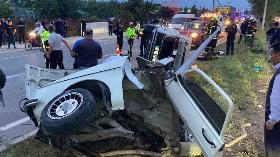 Mersin’de Feci Kaza: Otomobil İkiye Bölündü, 4 Kişi Yaralandı