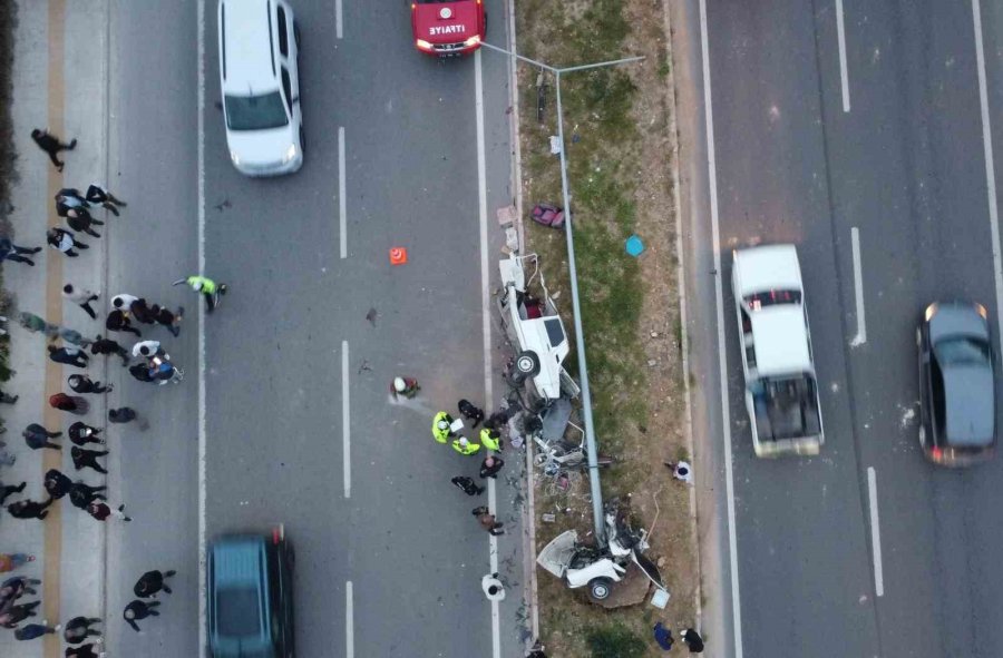 Mersin’de Feci Kaza: Otomobil İkiye Bölündü, 4 Kişi Yaralandı