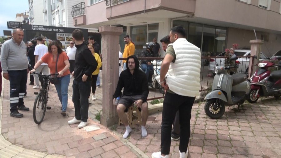 Antalya’da Apartman Dairesindeki Yangın Korkuttu: 5 Kişi Tedbir Amaçlı Hastaneye Götürüldü