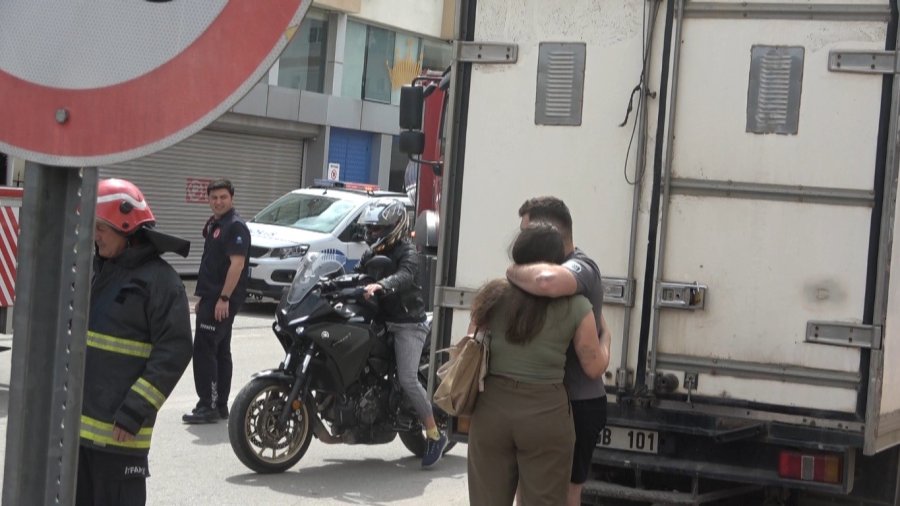 Antalya’da Apartman Dairesindeki Yangın Korkuttu: 5 Kişi Tedbir Amaçlı Hastaneye Götürüldü