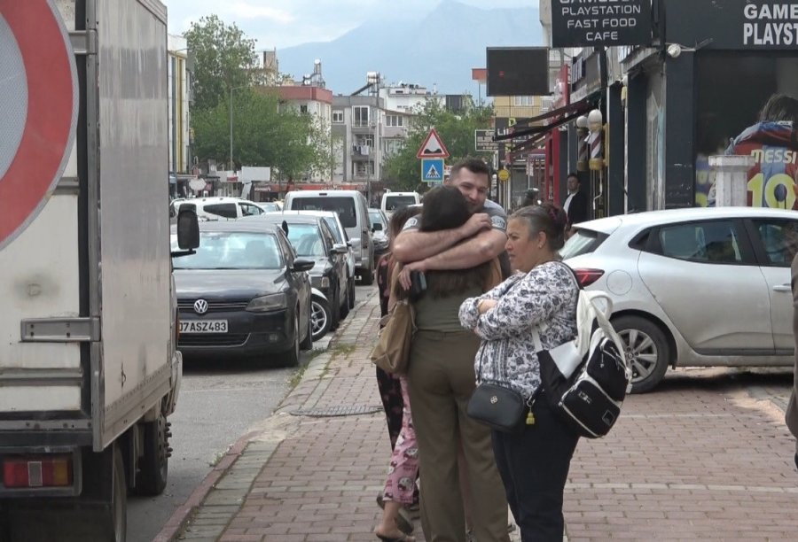 Antalya’da Apartman Dairesindeki Yangın Korkuttu: 5 Kişi Tedbir Amaçlı Hastaneye Götürüldü