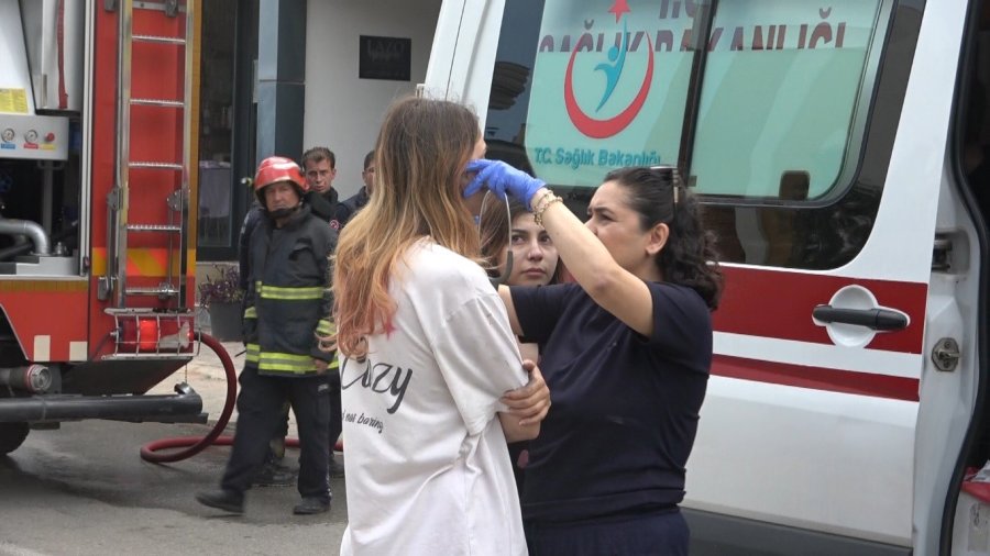 Antalya’da Apartman Dairesindeki Yangın Korkuttu: 5 Kişi Tedbir Amaçlı Hastaneye Götürüldü