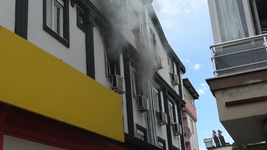 Antalya’da Apartman Dairesindeki Yangın Korkuttu: 5 Kişi Tedbir Amaçlı Hastaneye Götürüldü