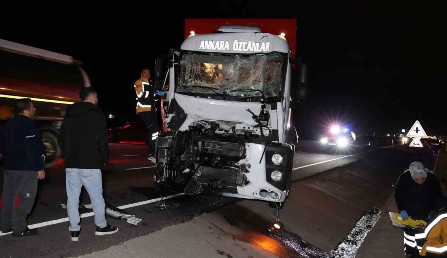 Kamyon Tıra Çarptı, Sürücü Kabinde Sıkıştı: Ekipler Zamanla Yarıştı