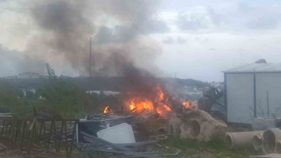 İnşaat Şantiyesinde Konteyner Yangını