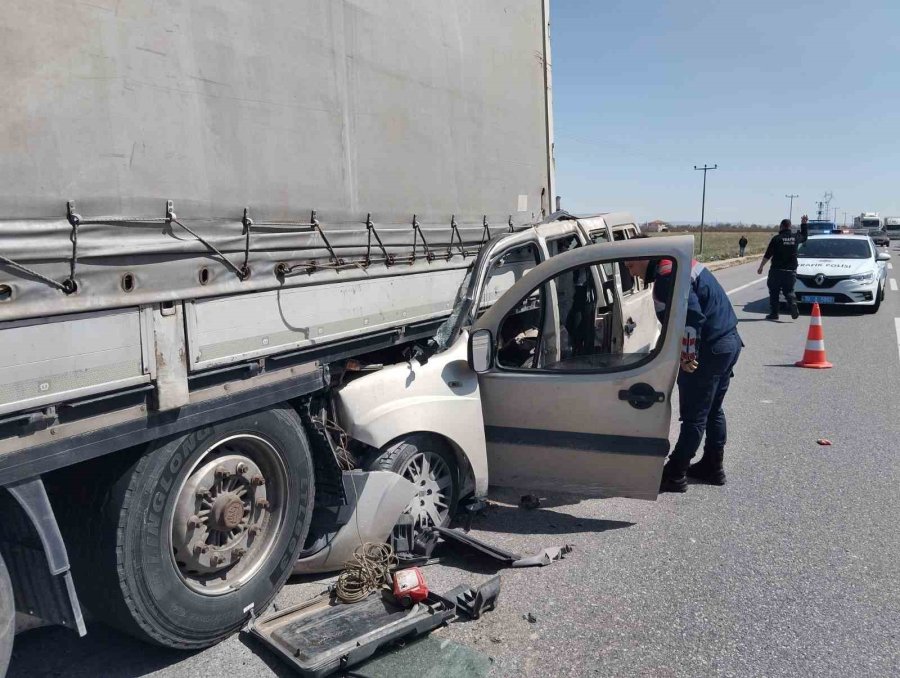 Karaman’da Hafif Ticari Araç Tırın Dorsesine Ok Gibi Saplandı: 1 Ağır Yaralı