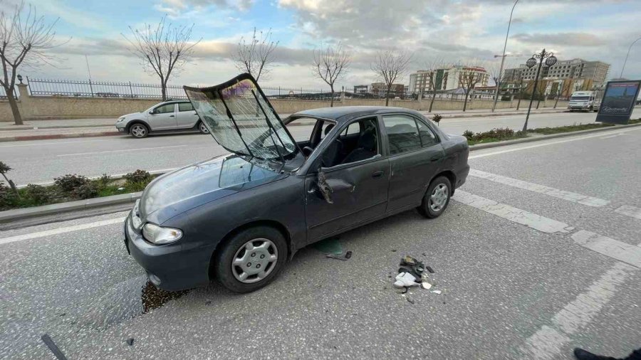 Otomobil Park Halindeki Araca Çarparak Takla Attı: 1 Yaralı