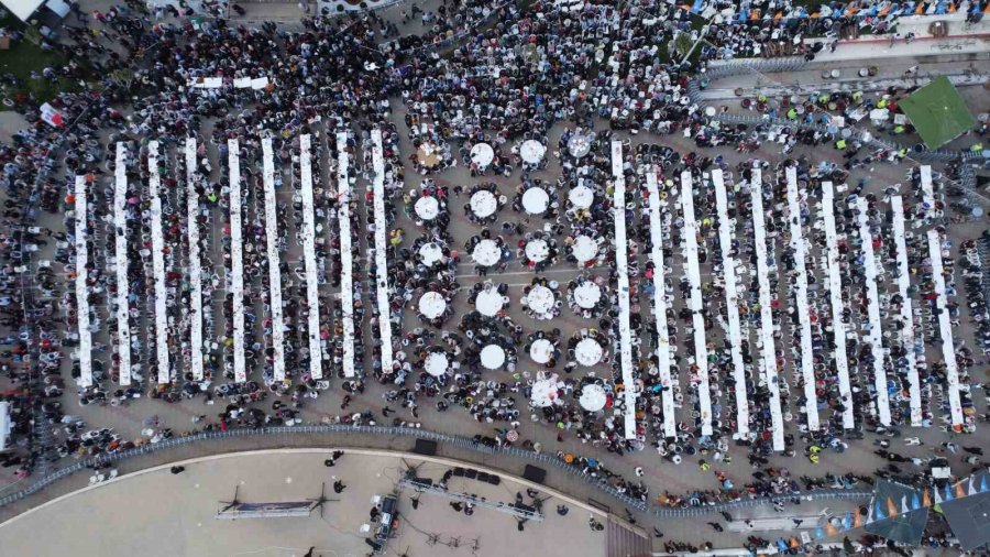 71 Mahalleden Kadınlar 71 Kazanda Yemek Yaptı, Binlerce Kişiye İkram Etti