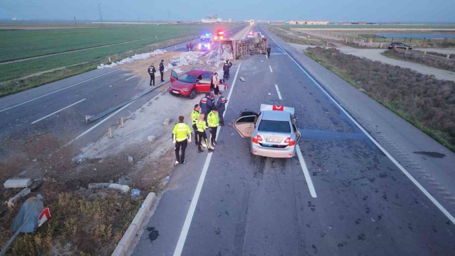 Tır Refüje Devrildi, Yardım Etmek İçin Duran Araca Başka Araç Çarptı: 6 Yaralı