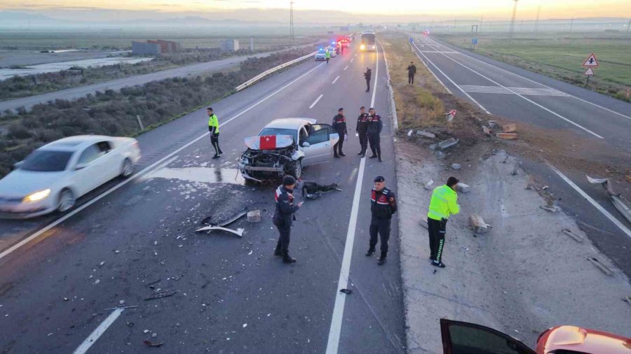 Tır Refüje Devrildi, Yardım Etmek İçin Duran Araca Başka Araç Çarptı: 6 Yaralı