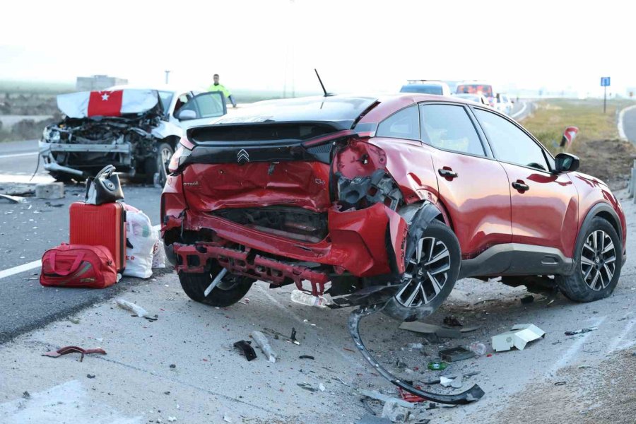 Tır Refüje Devrildi, Yardım Etmek İçin Duran Araca Başka Araç Çarptı: 6 Yaralı