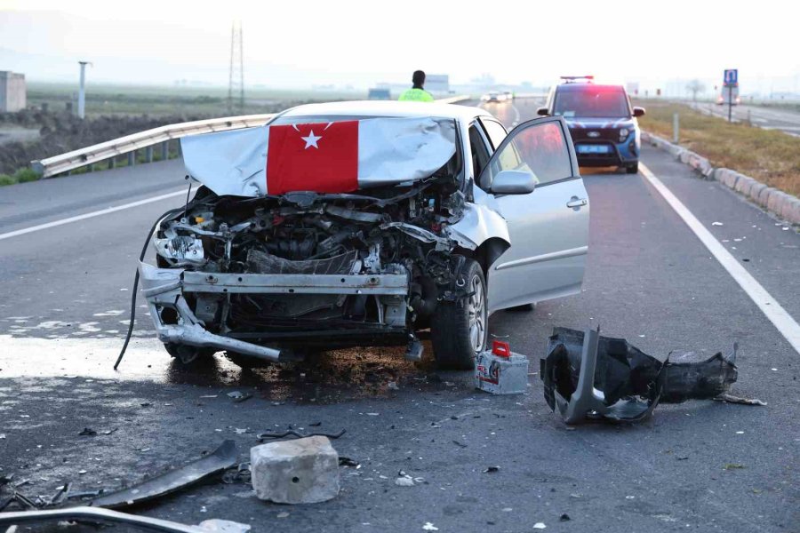 Tır Refüje Devrildi, Yardım Etmek İçin Duran Araca Başka Araç Çarptı: 6 Yaralı