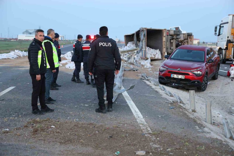 Tır Refüje Devrildi, Yardım Etmek İçin Duran Araca Başka Araç Çarptı: 6 Yaralı