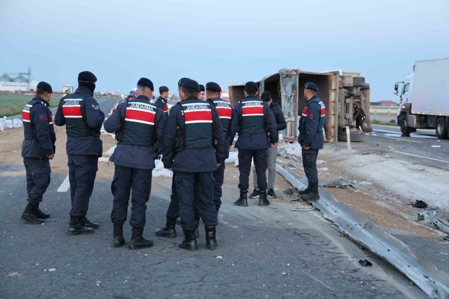 Tır Refüje Devrildi, Yardım Etmek İçin Duran Araca Başka Araç Çarptı: 6 Yaralı