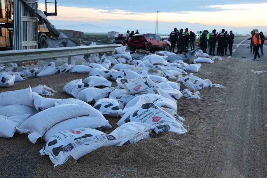 Tır Refüje Devrildi, Yardım Etmek İçin Duran Araca Başka Araç Çarptı: 6 Yaralı