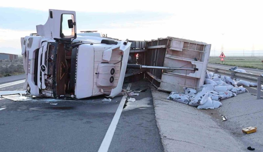 Tır Refüje Devrildi, Yardım Etmek İçin Duran Araca Başka Araç Çarptı: 6 Yaralı