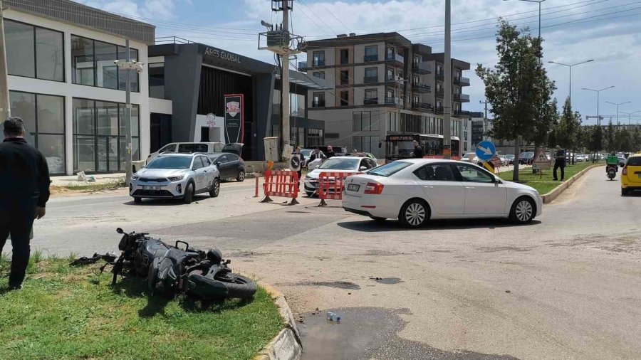 Kaza Yapan Motosikletli Karşı Yönden Gelen Minibüsün Altında Kaldı