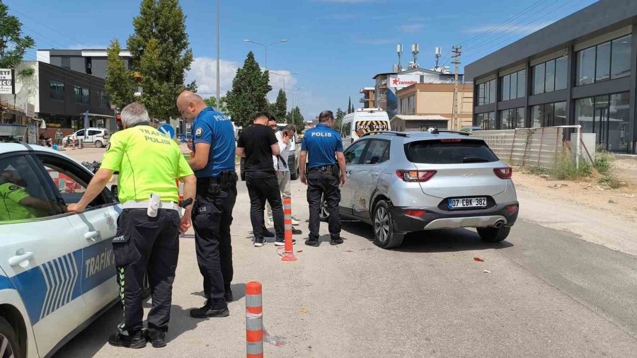 Kaza Yapan Motosikletli Karşı Yönden Gelen Minibüsün Altında Kaldı