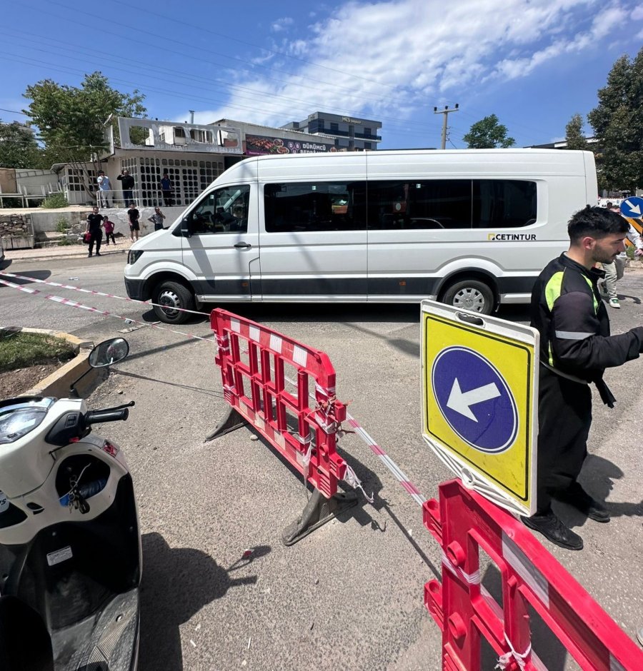 Kaza Yapan Motosikletli Karşı Yönden Gelen Minibüsün Altında Kaldı