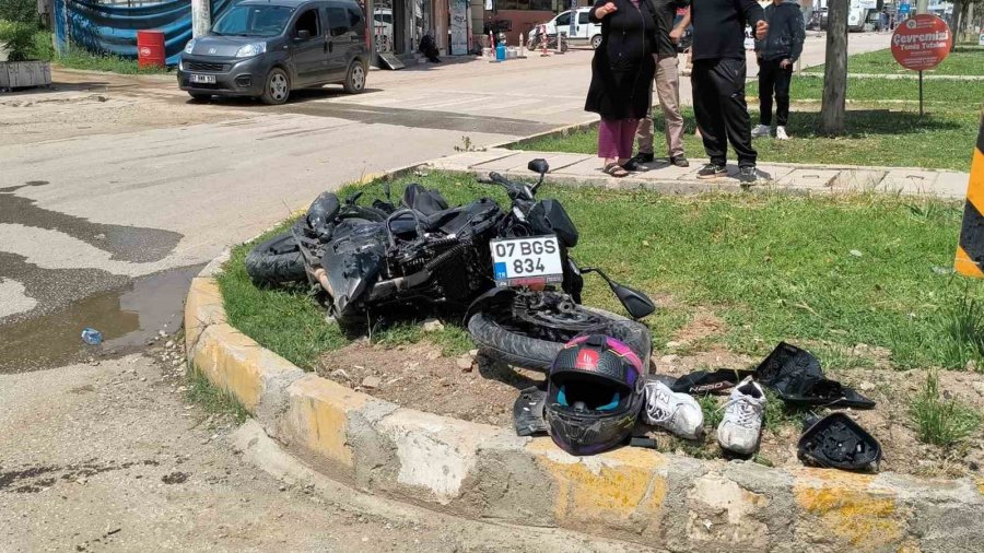 Kaza Yapan Motosikletli Karşı Yönden Gelen Minibüsün Altında Kaldı