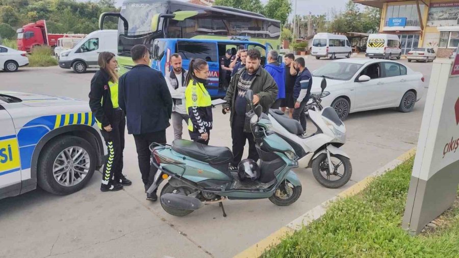 Motorlu Bisiklet, Motosiklete Arkadan Çarptı: 2 Sürücü Yaralandı