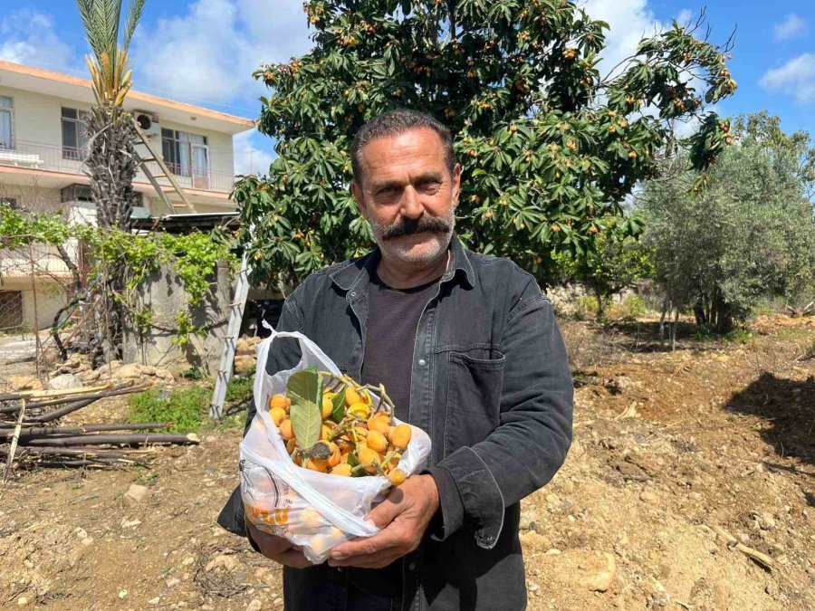 Talep Azalınca Bedava Dağıttı, Poşetini Alan Bahçeye Koştu