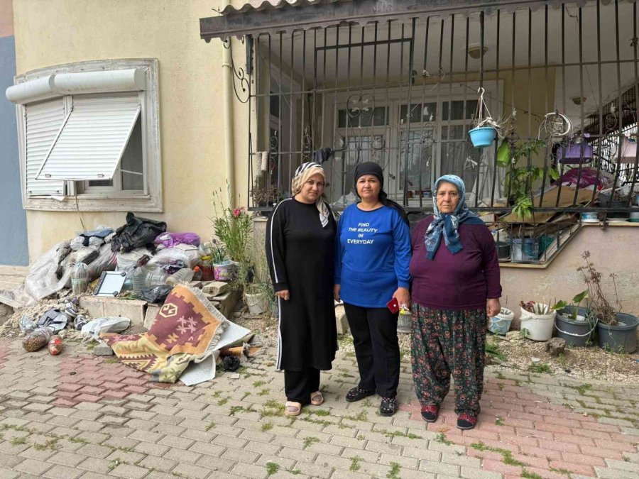 Daire İçerisinde Ve Bahçede Biriktirilen Çöpler Vatandaşı İsyan Ettirdi