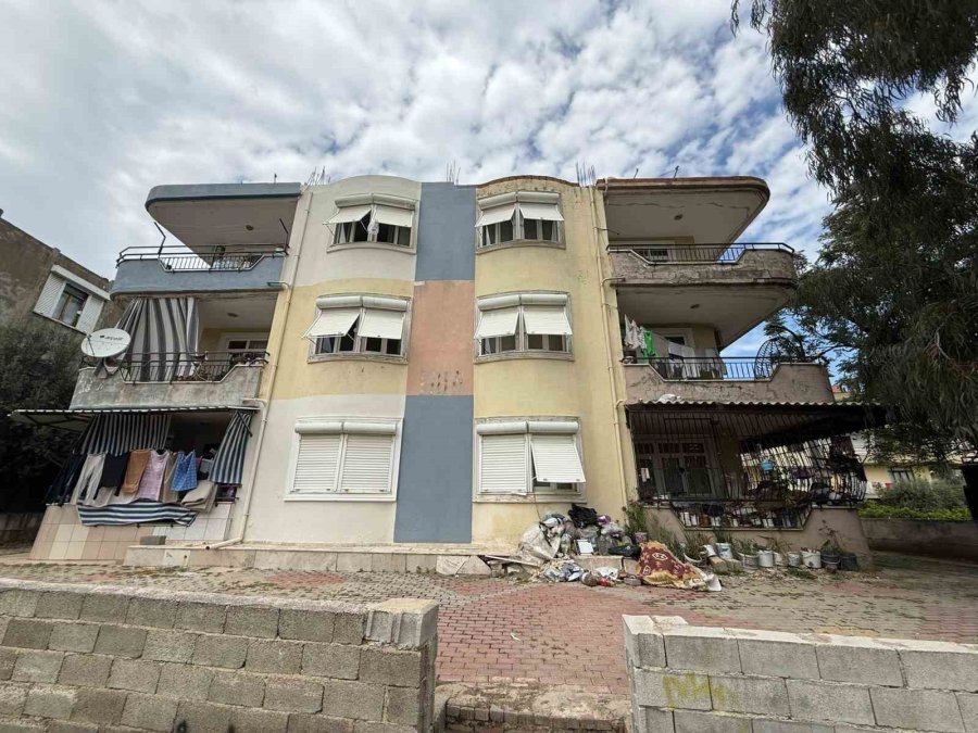 Daire İçerisinde Ve Bahçede Biriktirilen Çöpler Vatandaşı İsyan Ettirdi