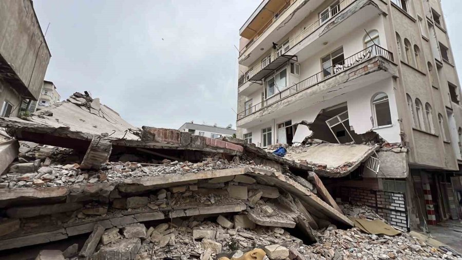 Yıkımda Zarar Gören Binanın Sakinleri: "müteahhide Ulaşamıyoruz"