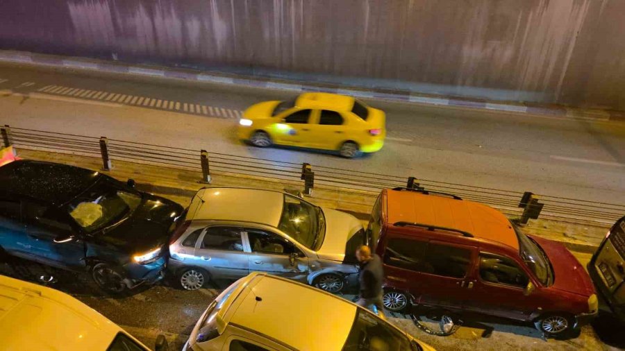 Antalya’da 11 Araçlı Zincirleme Kaza: 1 Yaralı