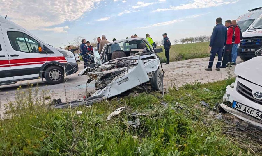 Aksaray’da 2 Otomobil Çarpıştı: 4 Yaralı