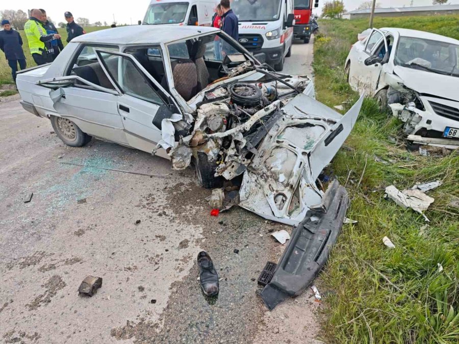 Aksaray’da 2 Otomobil Çarpıştı: 4 Yaralı