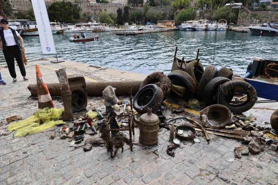 Büyükşehir’den Yat Limanı’nda Deniz Dip Temizliği