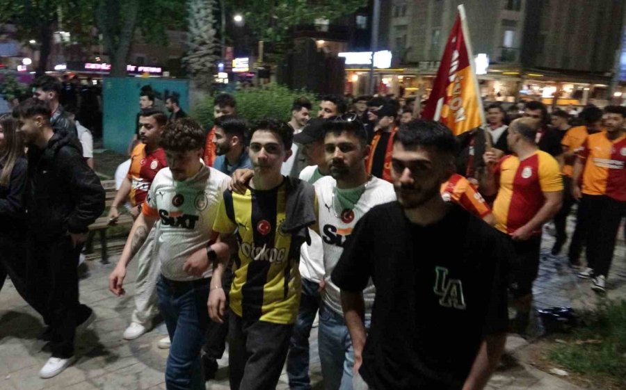 Antalya’da Derbi Galibiyetini Kutlayan Bir Taraftar Bıçakla Yaralandı