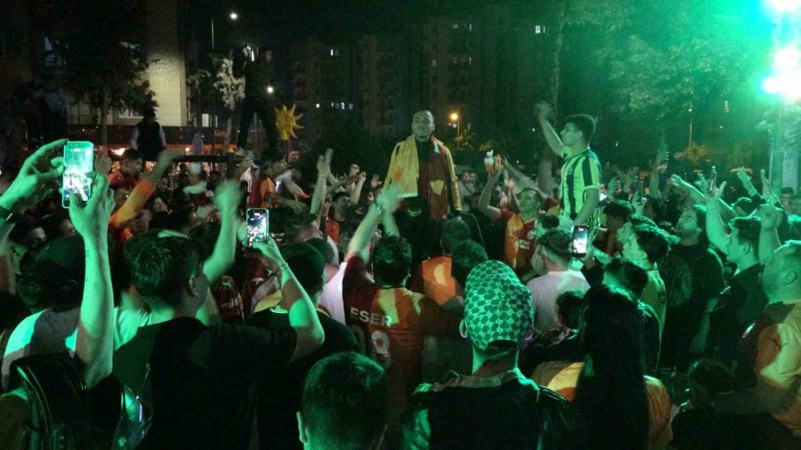 Antalya’da Derbi Galibiyetini Kutlayan Bir Taraftar Bıçakla Yaralandı