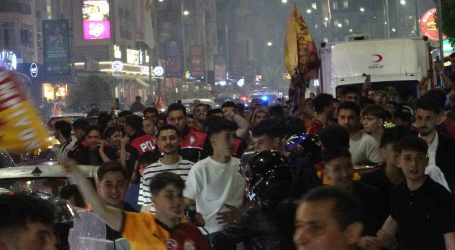 Antalya’da Derbi Galibiyetini Kutlayan Bir Taraftar Bıçakla Yaralandı