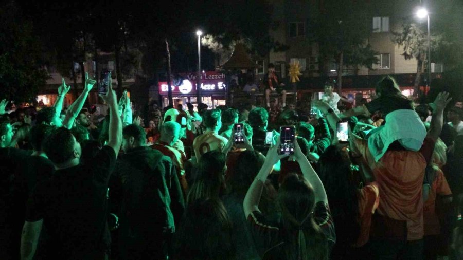 Antalya’da Derbi Galibiyetini Kutlayan Bir Taraftar Bıçakla Yaralandı