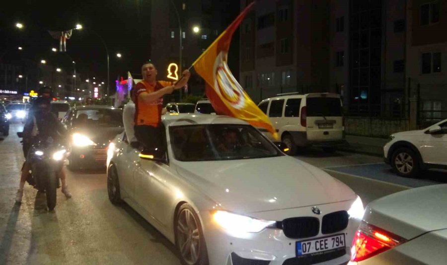 Antalya’da Derbi Galibiyetini Kutlayan Bir Taraftar Bıçakla Yaralandı