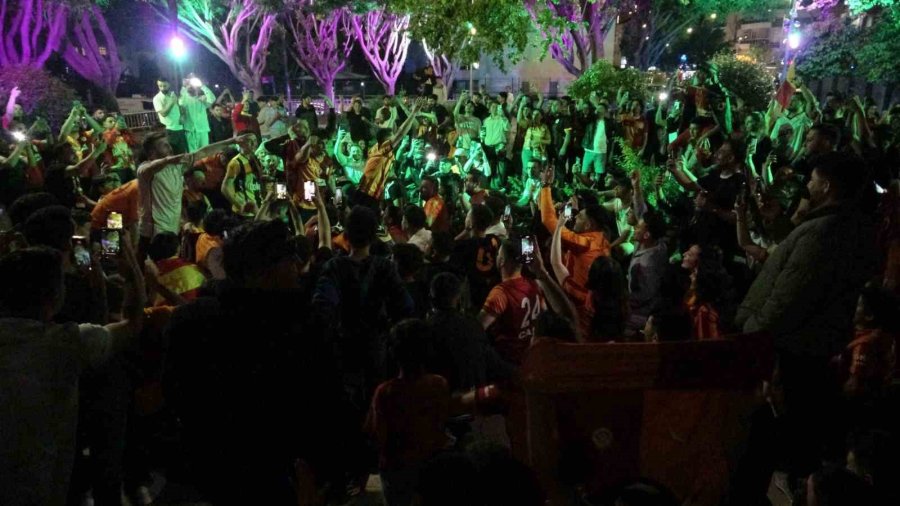 Antalya’da Derbi Galibiyetini Kutlayan Bir Taraftar Bıçakla Yaralandı