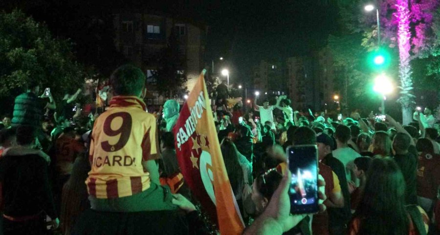 Antalya’da Derbi Galibiyetini Kutlayan Bir Taraftar Bıçakla Yaralandı